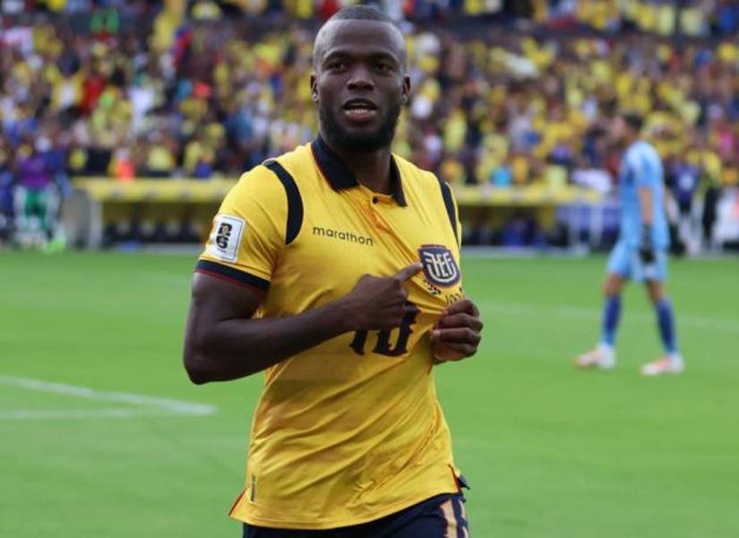 Enner Valencia celebrando uno de sus goles en el partido entre Ecuador y Venezuela por Eliminatorias