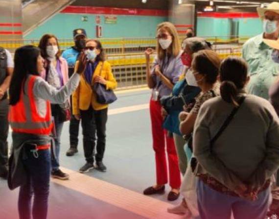 Personal de la Empresa Pública Metropolitana Metro de Quito guiaron a los visitantes.