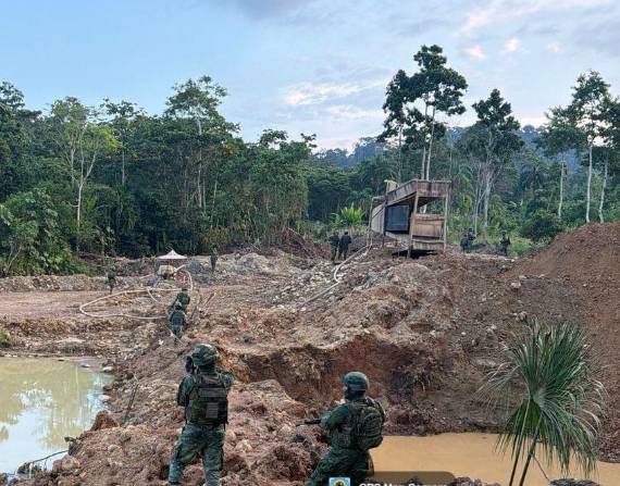 En 10 provincias se ha detectado minería ilegal en 2025. Son tres grupos criminales los que encabezan las operaciones ilícitas.