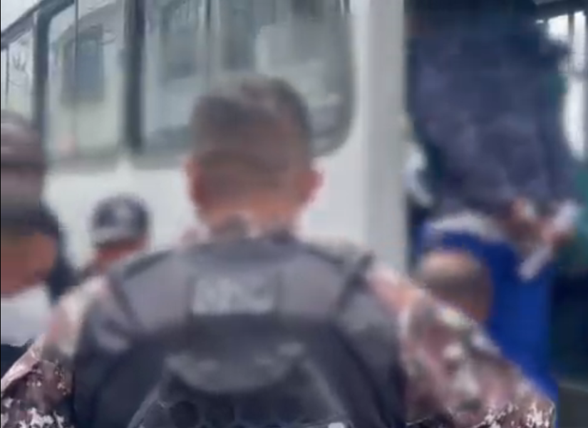 Imagen de reos trasladados a un bus, que posteriormente llegará a la frontera con Colombia.