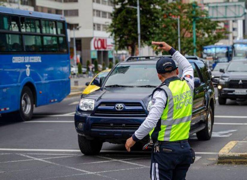 Los agentes civiles de tránsito se ubican en zonas estratégicas de la urbe, este 23 de diciembre.