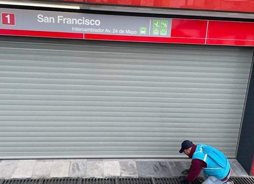 El cebo es colocado en sitios ocultos para que perros o gatos no puedan ingerirlo.