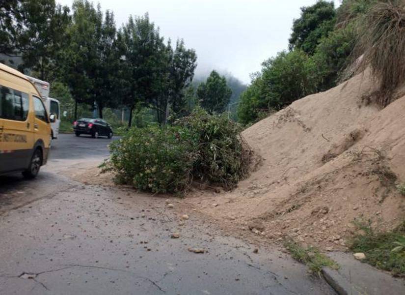 Las brigadas del Municipio atienden los deslizamientos de tierra.