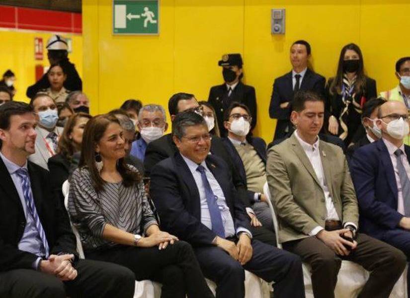 Los representantes del consorcio franco-colombiano Metro de Medellín y Transdev