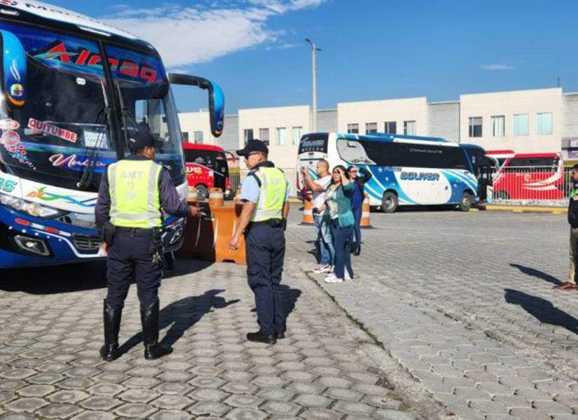 Agentes de tránsito inspeccionan a las unidades de transporte.