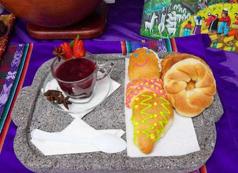 Colada morada y guaguas de pan se comercializan en los mercados de Quito.