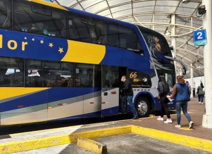 La gente camina por los andenes antes de tomar un bus para viajar a provincia.