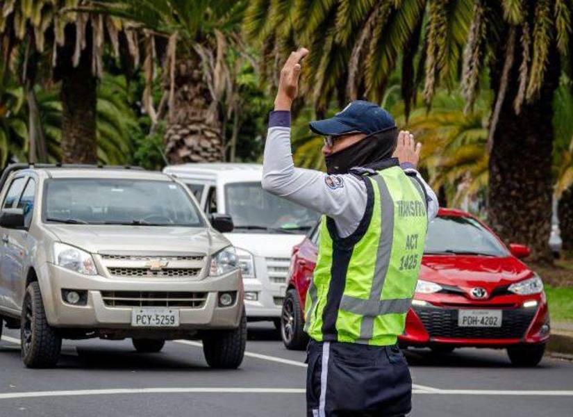 Agente de tránsito realizando controles.