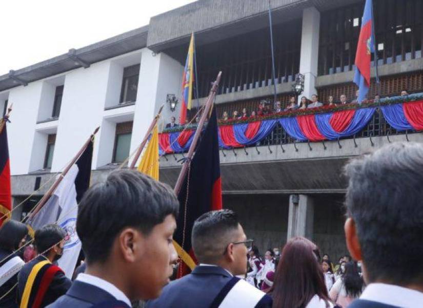Los jóvenes saludaron al alcalde Guarderas en el balcón del Palacio Municipal.