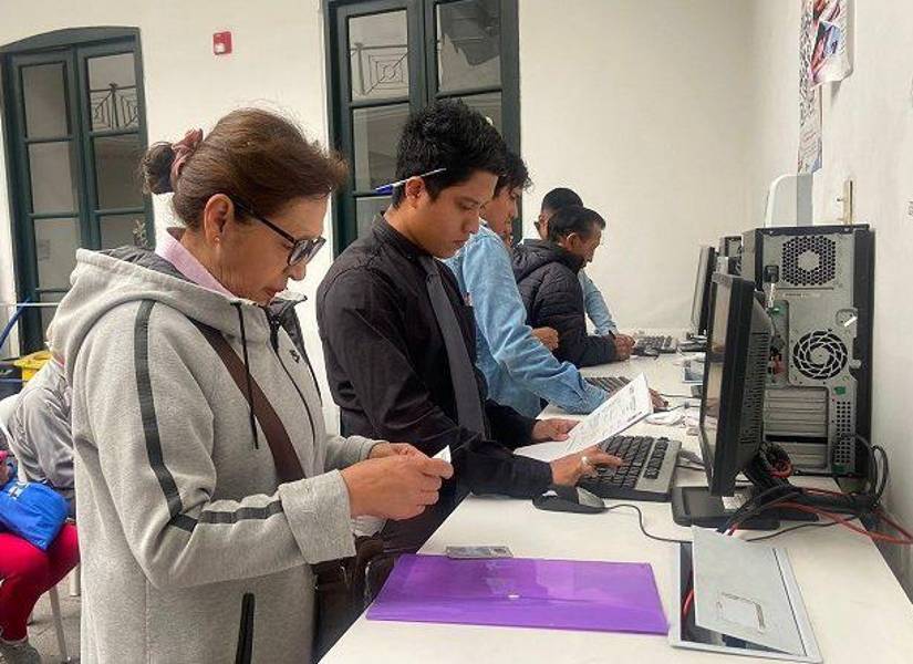 Usuarios con las facturas del agua potable, en Quito.