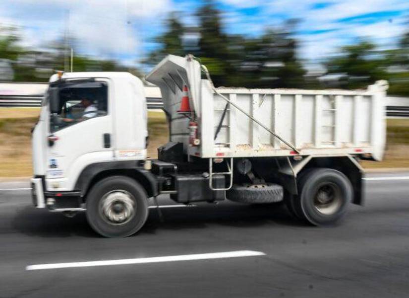 Foto referencial a vehículos de transporte pesado sobre la Av. Simón Bolívar