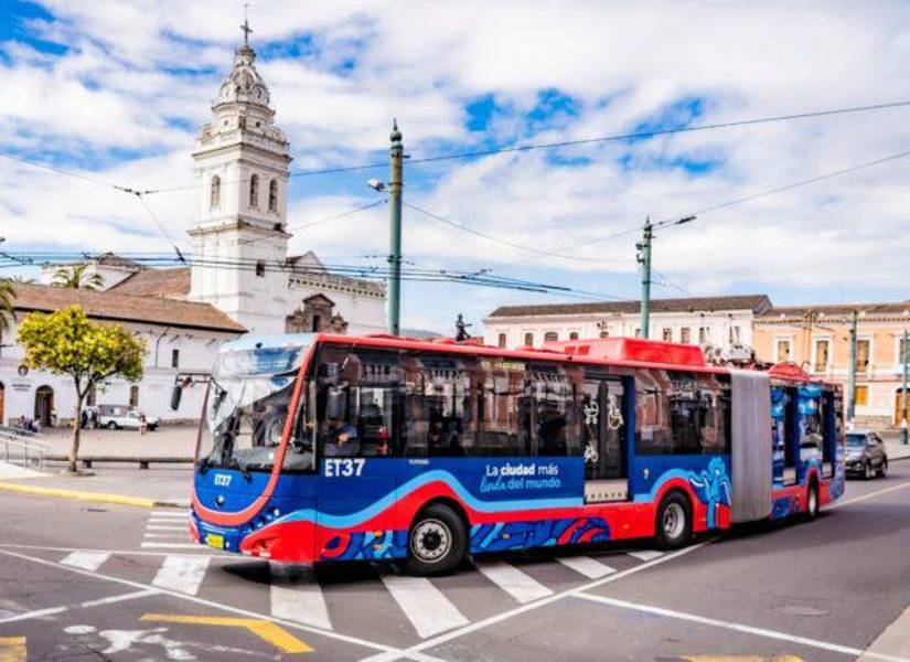 Uno de los nuevos trolebuses circulando en la Plaza de Santo Domingo, en Quito.