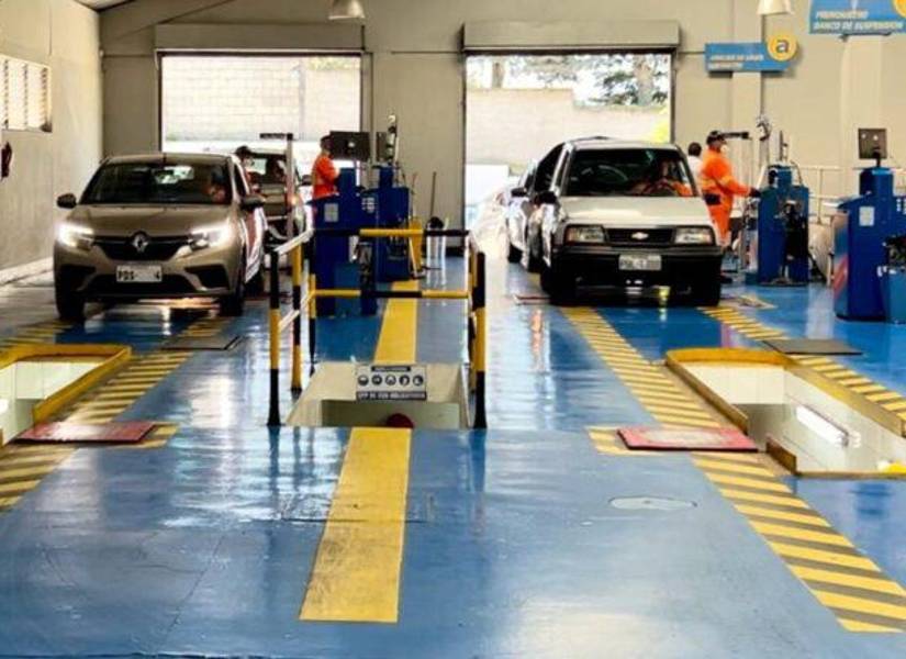 Uno de los centros de revisión técnica vehicular en Quito.