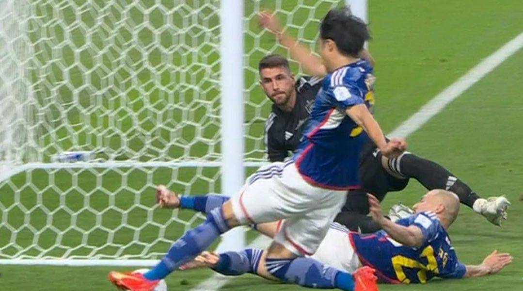 Polémica en el segundo gol de Japón, ¿salió la totalidad de la pelota?