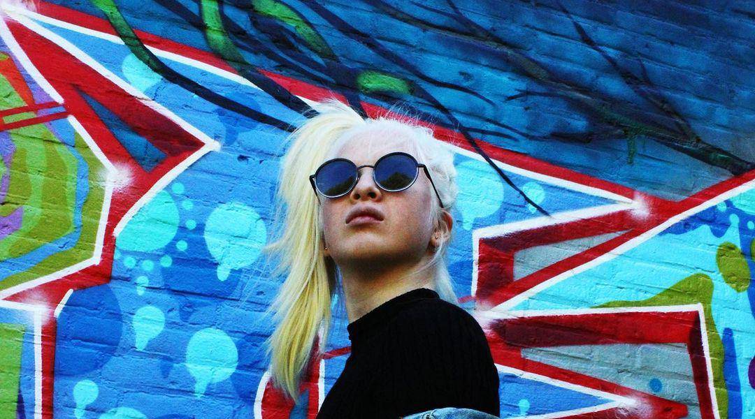 La joven con albinismo, abandonada en China de bebé, que se convirtió en modelo de Vogue