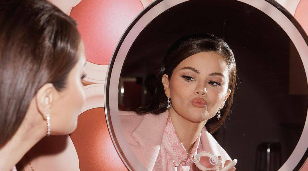 Selena Gomez estrena productos para perros de Rare Beauty
