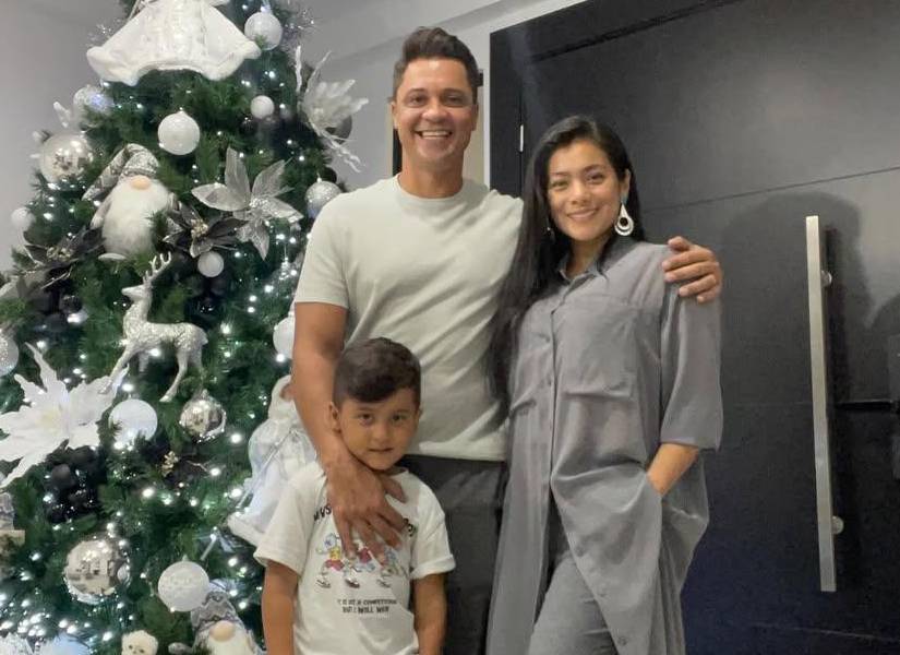 Dora West, Danilo Vitanis y su hijo en la navidad de 2023.