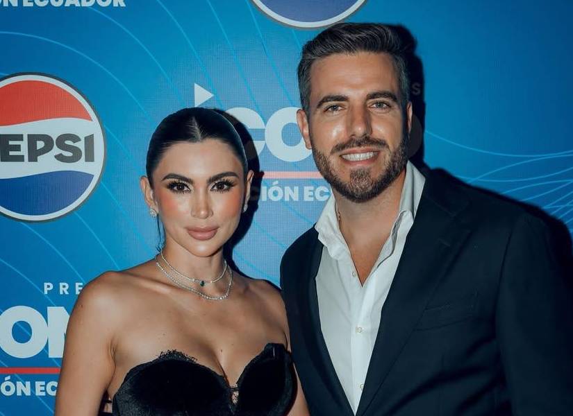 Krysthel Chuchuca y Víctor López en la pasarela de los Premios Ícono.