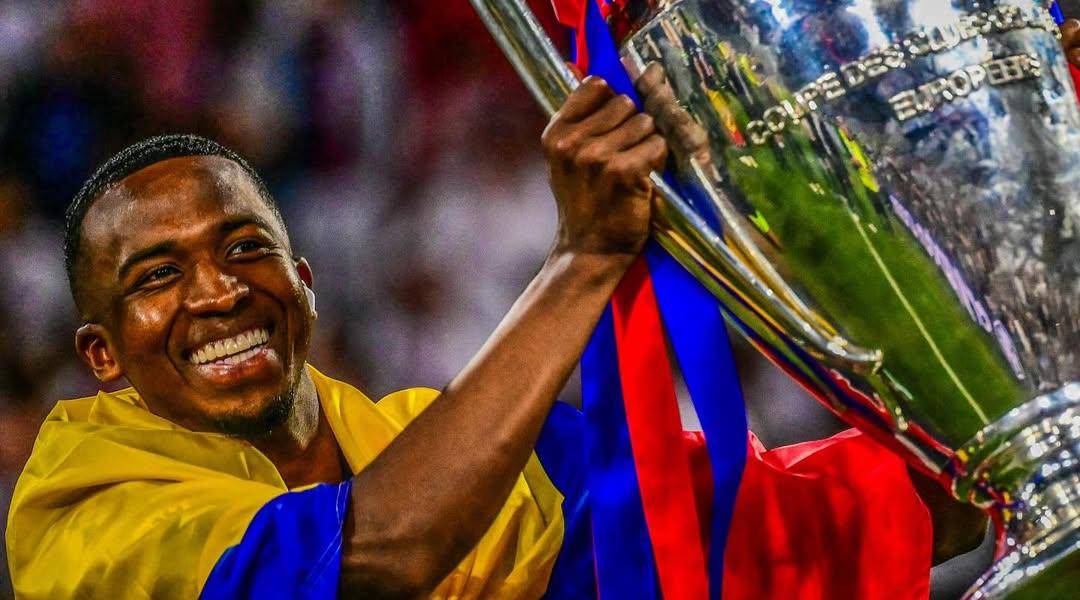 La celebración de Willian Pacho después de su victoria en la Champions League