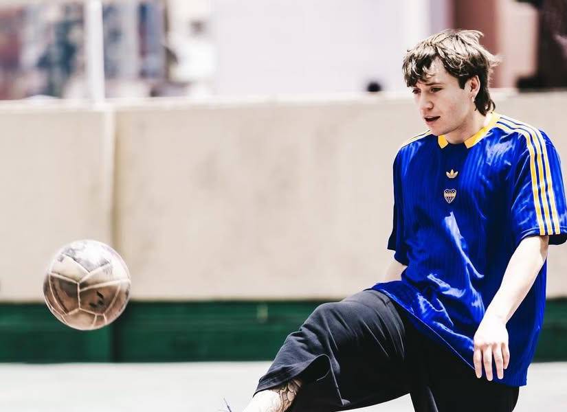 Paulo Londra con la camiseta del Boca Juniors en Quito.