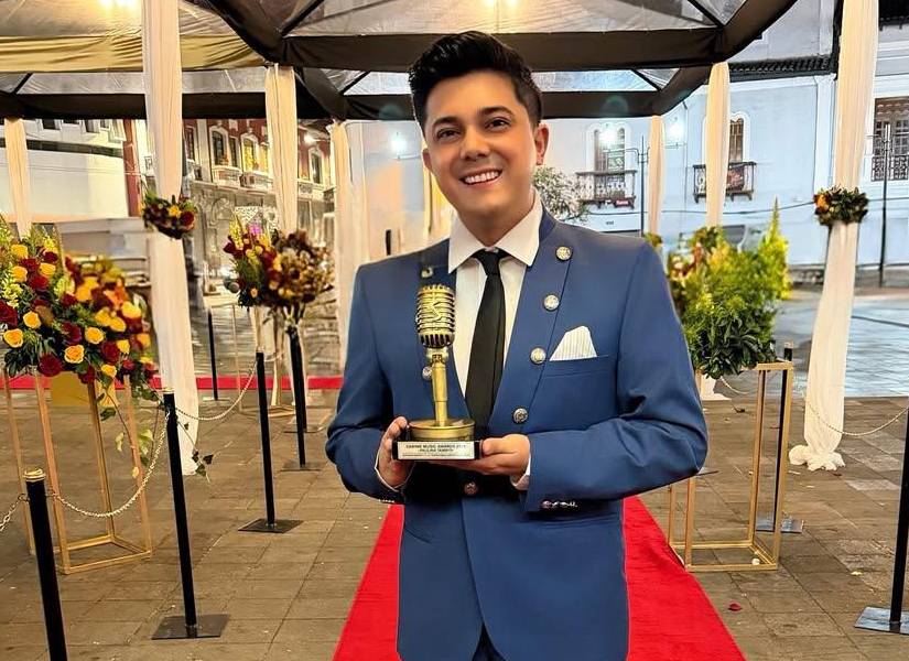 Willie Tamayo recibiendo el premio SARIME de su madre, Paulina.