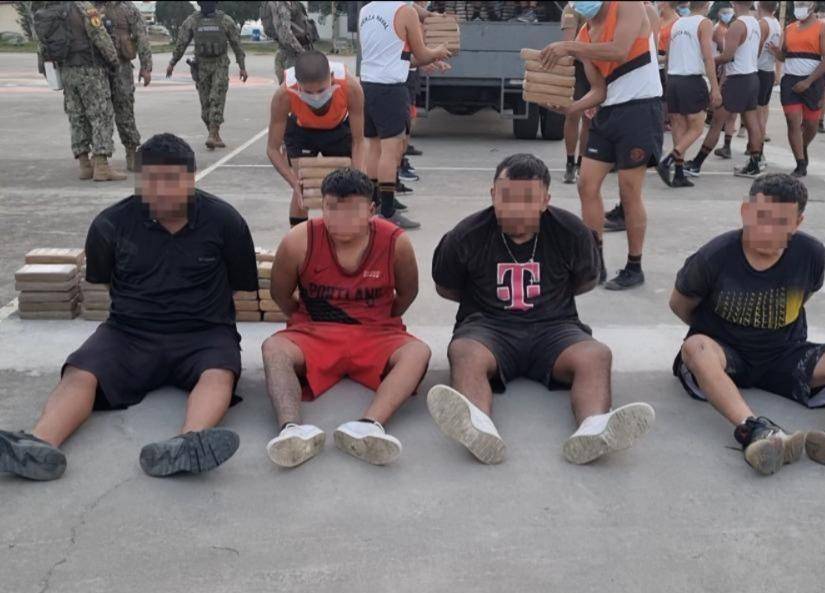 Foto de los cuatro integrantes de Los Lobos detenidos en Machala por transportar 1.3 toneladas de cocaína.