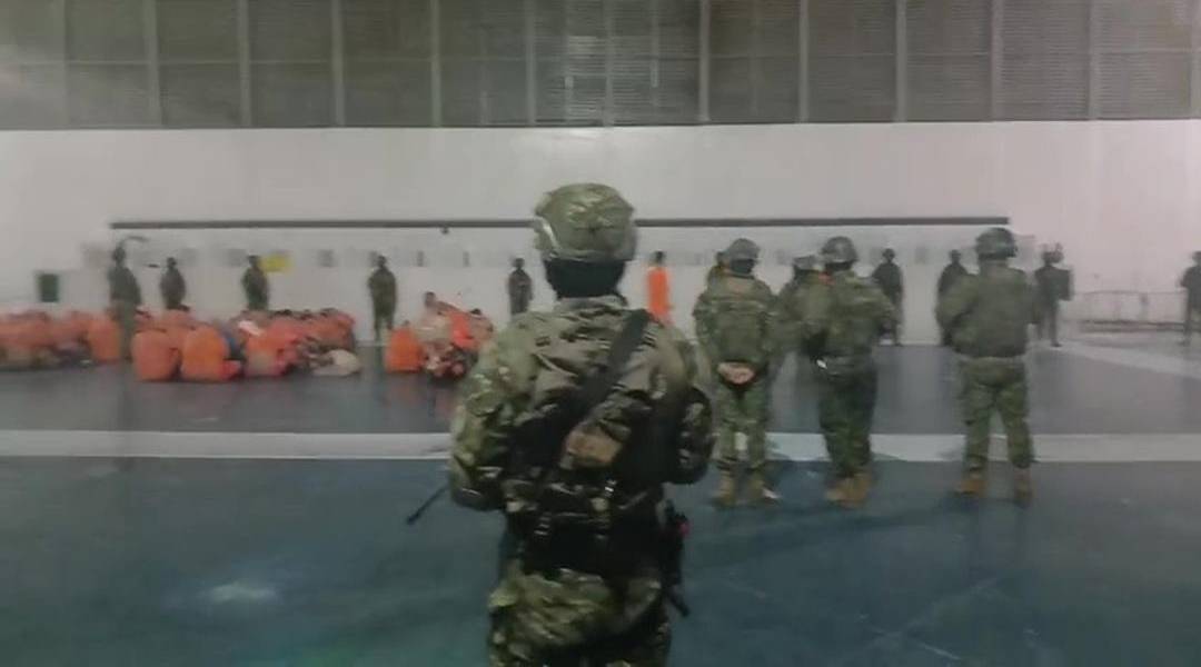 Militares hallan celulares y routers en allanamiento a tres cárceles de Guayaquil, tras ataque con explosivos