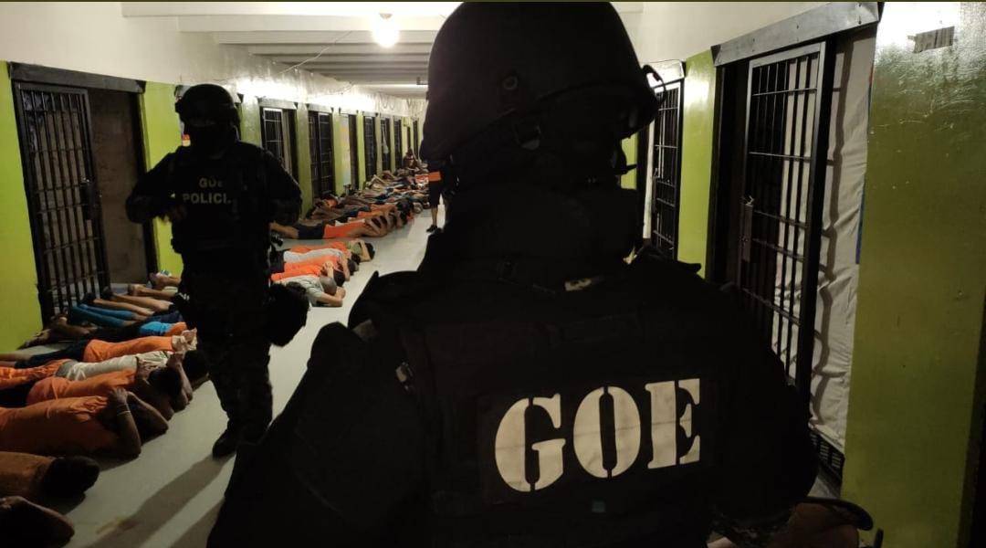 Policía ejecuta mega operativo en la Cárcel de Varones del Guayas tras semana violenta