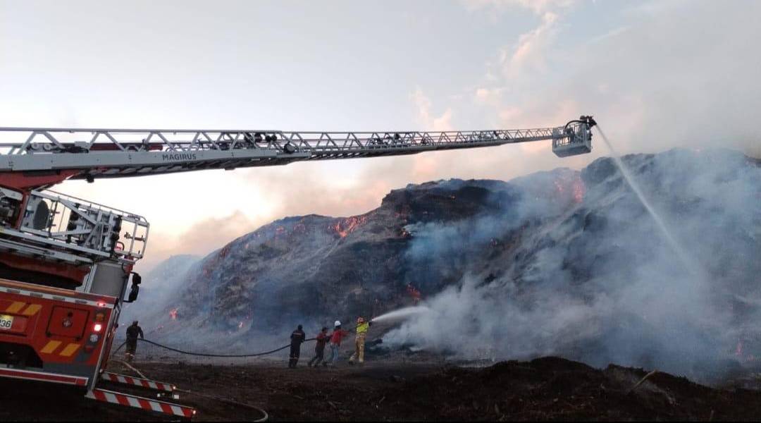 Los bomberos de Quito se suman a los bomberos de Mejía para apagar el incendio en Alóag