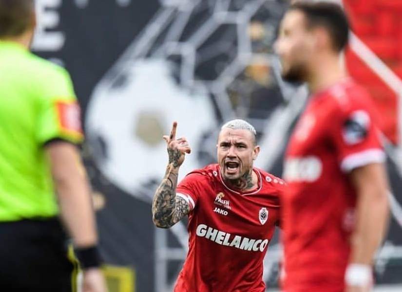 Radja Nainggolan compartió con Willian Pacho en el Royal Antwerp.
