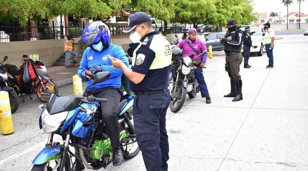 Samborondón: Empezó a regir la prohibición de dos personas en moto