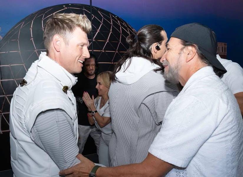Marco Antonio Solis en el backstage junto a los Backstreet Boys.