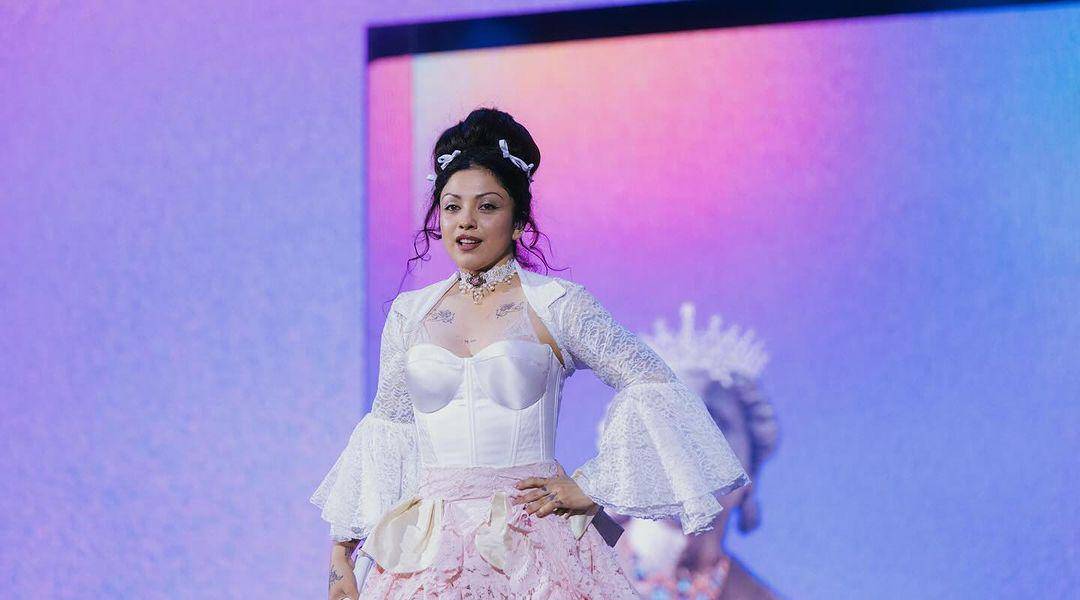 Mon Laferte sorprende al cantar en la calle y así reaccionan sus fanáticos