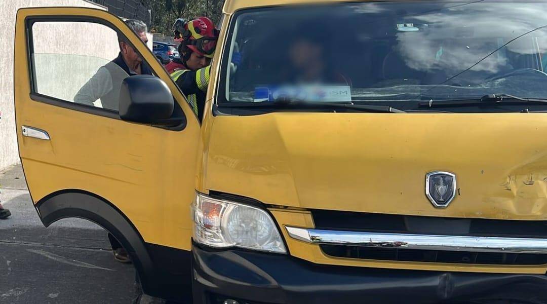 Norte de Quito: una furgoneta y una camioneta se chocaron en Carcelén