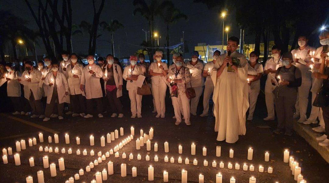 Personal de hospital del IESS, en Guayaquil, ora por fortaleza y salud en emotivo evento
