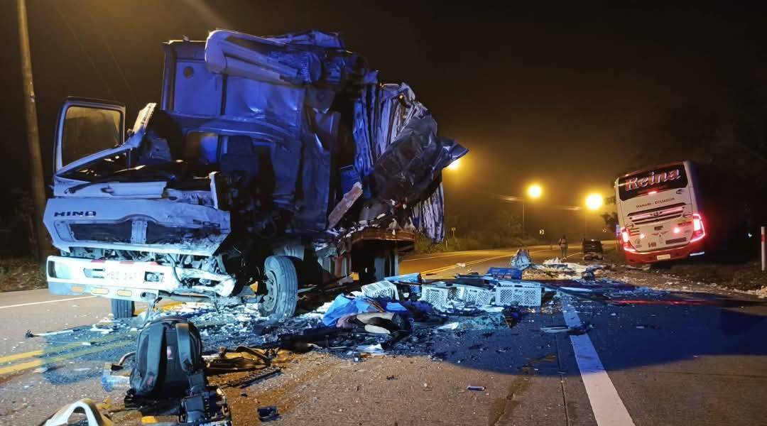 Un muerto y quince heridos tras choque entre bus y camión en vía a Chone, Manabí