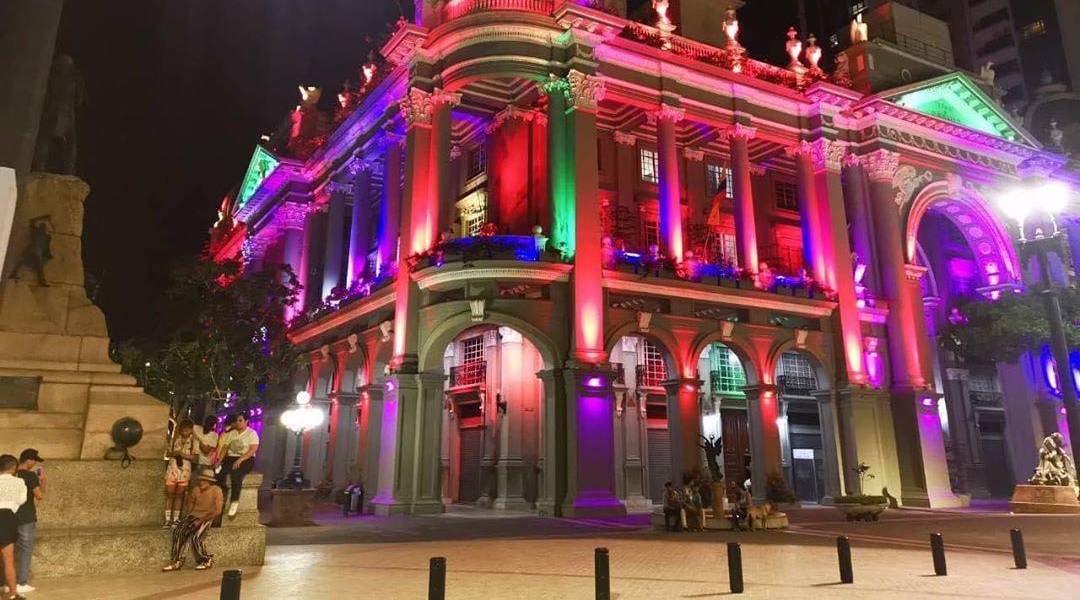 La comunidad LGBTIQ+ también pide al Municipio que ilumine los sitios emblemáticos de Guayaquil con los colores del arcoíris