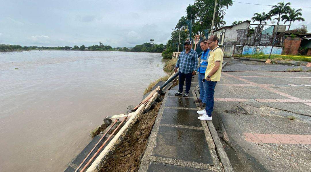 Una parte del malecón de Nobol quedó destruida por un socavón