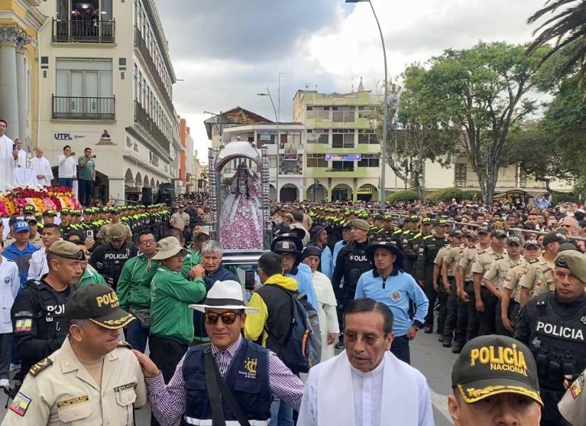 La imagen del recorrido de la imagen de la Virgen del Cisne, partiendo desde Loja hacia su santuario este 1 de noviembre del 2025.