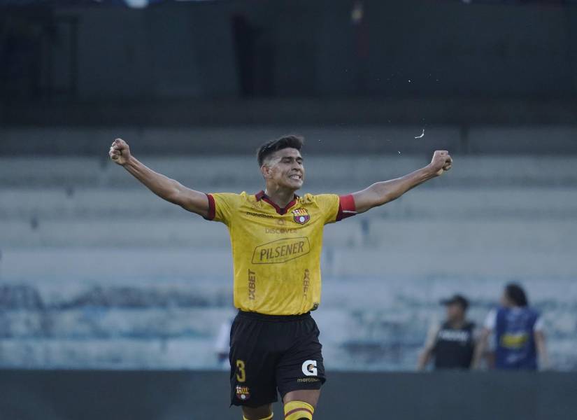El capitán de Bracelona SC, Xavier Arreaga, celebra la victoria ante Emelec en el Clásico del Astillero