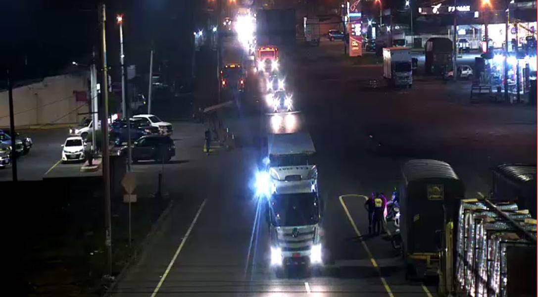 La vía Alóag-Santo Domingo se encuentra habilitada al tránsito vehicular, tras un derrumbe