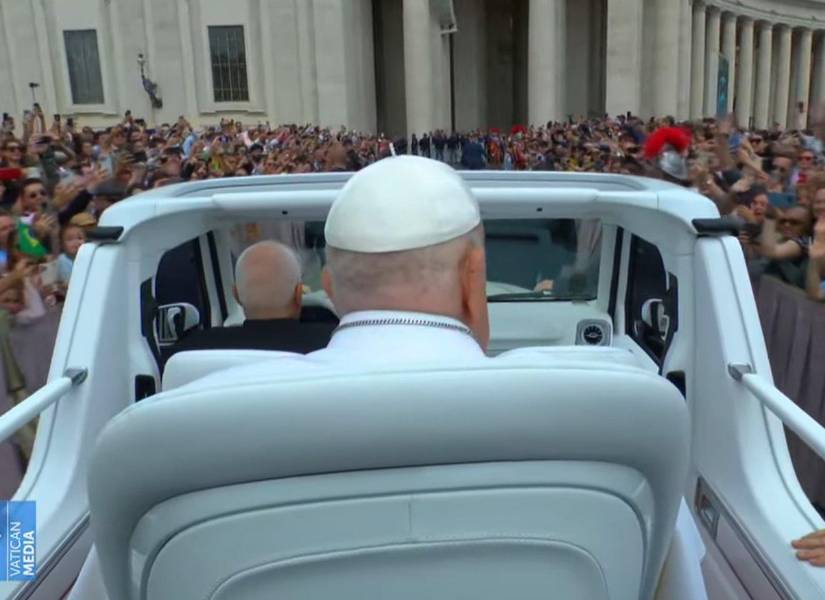 El Papa Francisco recorrió en el papamóvil los distintos sectores de la Plaza de San Pedro tras la bendición Urbi et Orbi en este Domingo de Resurrección.