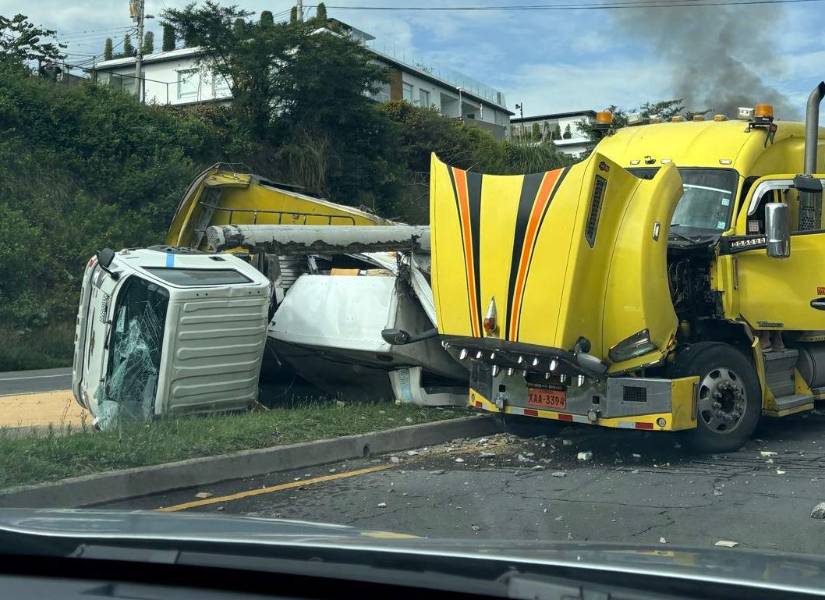 Choque de otro camión y un tráiler en la Ruta Viva.