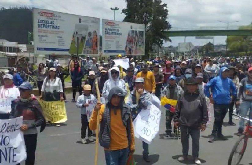Manifestantes llegan a Otavalo.