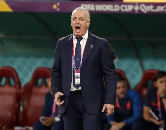 Gustavo Alfaro, ex director técnico de Ecuador, durante un partido de la fase de grupos del Mundial de Qatar 2022.