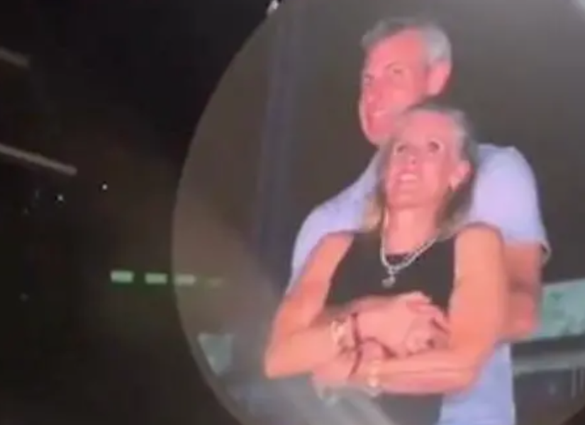 Kristin Cabot y Andy Byron en la pantalla gigante en medio de un recital de Coldplay.