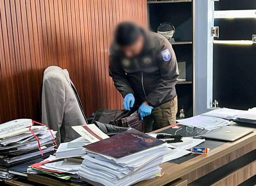 Funcionarios de la FGE indagan oficinas en Riobamba.