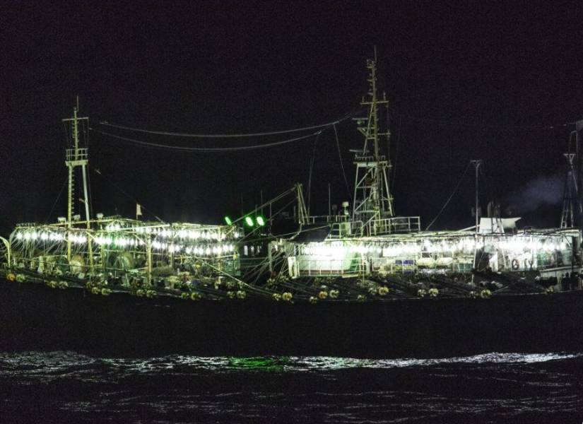 Fotografía del 2023 de los barcos que capturan pota pescan durante la noche.