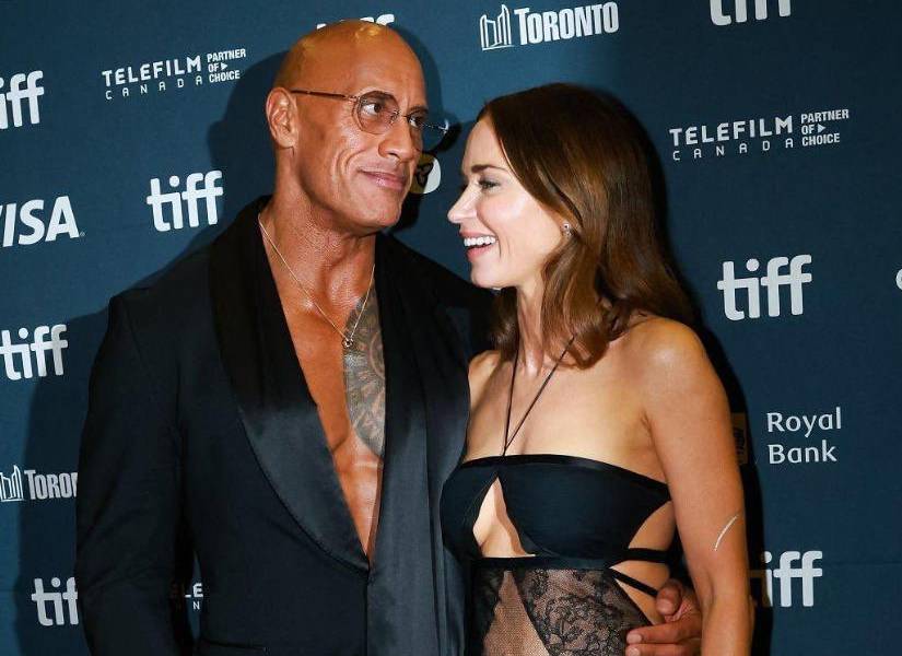 La Roca junto a Emily Blunt en el Festival de Cine de Toronto.