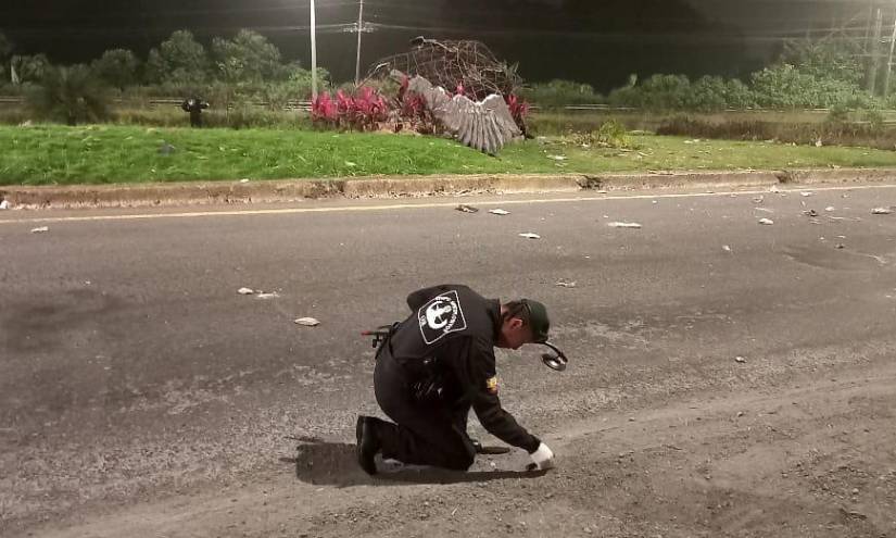 Técnicos antiexplosivos del Grupo de Intervención y Rescate inspeccionan el sitio.